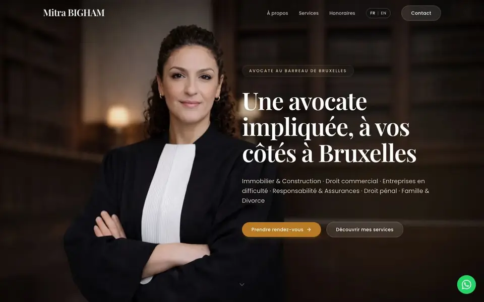 Site de Mitra Bigham, avocate à Bruxelles : portrait en robe d’avocate, titre et bouton de prise de rendez-vous